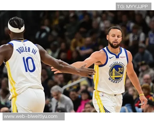 库里赛后与普尔和卢尼深情拥抱展现勇士团队精神永远的家人情谊